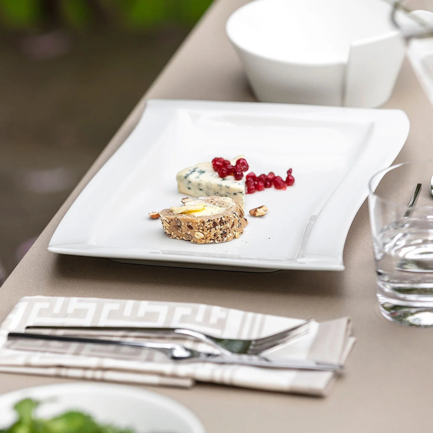 Сервировочная тарелка 33х24 см, NewWave
https://spb.v-b.ru
г.Санкт-Петербург
eshop@v-b.spb.ru
+7(812)3801977