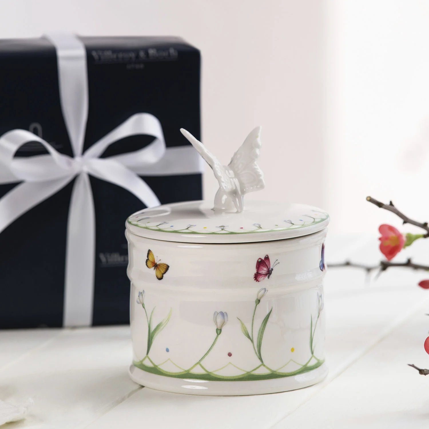 Шкатулка 14см, "Красочная весна" Colourful Spring
https://spb.v-b.ru
г.Санкт-Петербург
eshop@v-b.spb.ru
+7(812)3801977